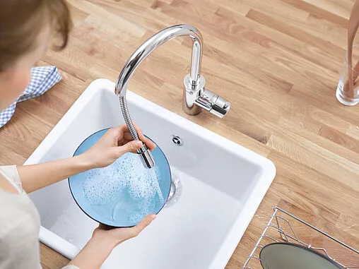 Смеситель для кухни с выдвижным изливом Grohe Eurostyle Cosmopolitan хром 31126002