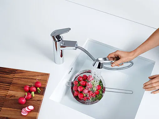 Смеситель для кухни с выдвижным изливом Grohe Eurodisc Cosmopolitan хром 32257002