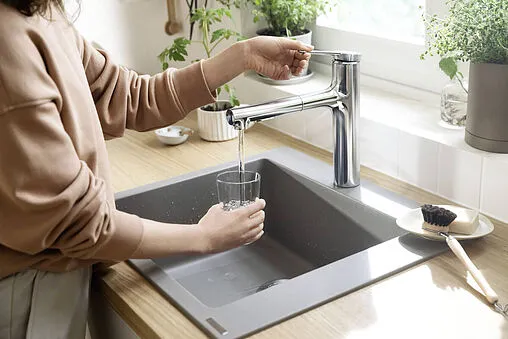 Смеситель для кухни с выдвижным изливом Hansgrohe Zesis M33 160 2jet хром 74801000