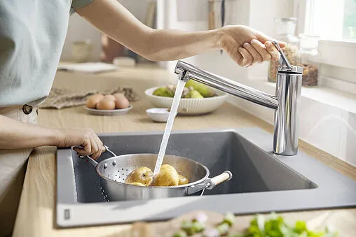 Смеситель для кухни с выдвижным изливом Hansgrohe Zesis M33 150 1jet хром 74802000