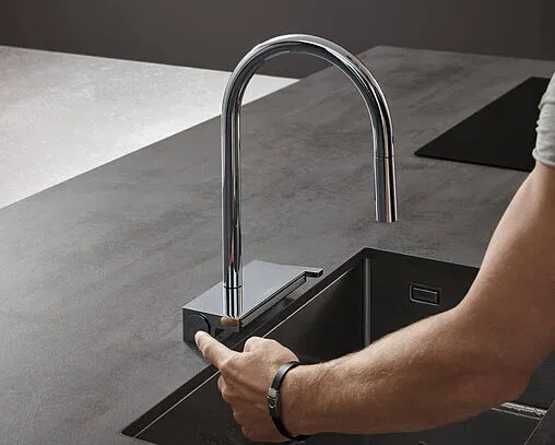 Смеситель для кухни с выдвижным изливом Hansgrohe Aquno Select M81 170 3jet sBox хром 73831000