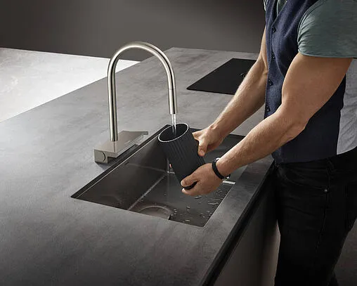 Смеситель для кухни с выдвижным изливом Hansgrohe Aquno Select M81 170 3jet под сталь 73837800