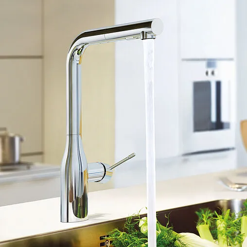 Смеситель для кухни с выдвижным изливом Grohe Essence хром 30270000