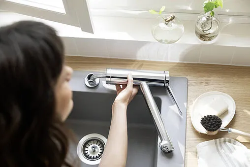 Смеситель для кухни для установки перед окном Hansgrohe Zesis M33 160 1jet хром 74805000