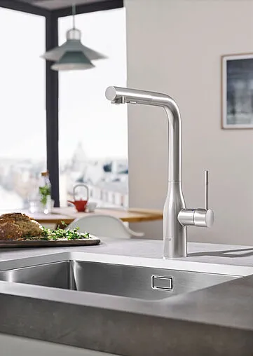 Смеситель для кухни с выдвижным изливом Grohe Essence хром матовый 30270DC0