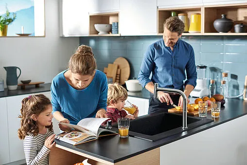 Смеситель для кухни с выдвижным изливом Hansgrohe Metris Select M71 200 1jet sBox хром 73804000