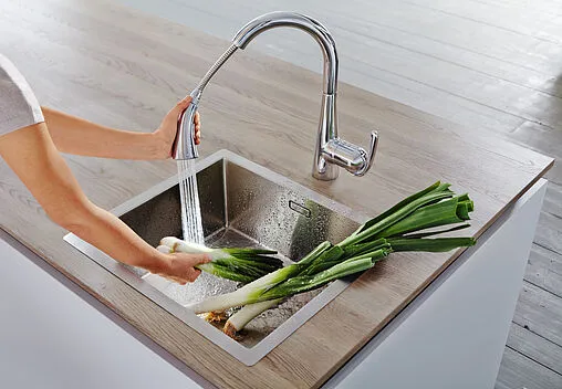 Смеситель для кухни с выдвижным изливом Grohe Zedra хром 32294001