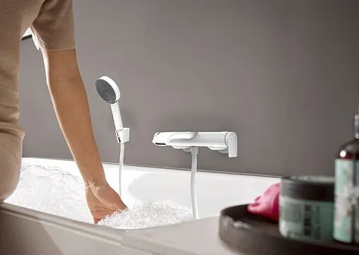 Смеситель для ванны Hansgrohe Vivenis белый матовый 75420700